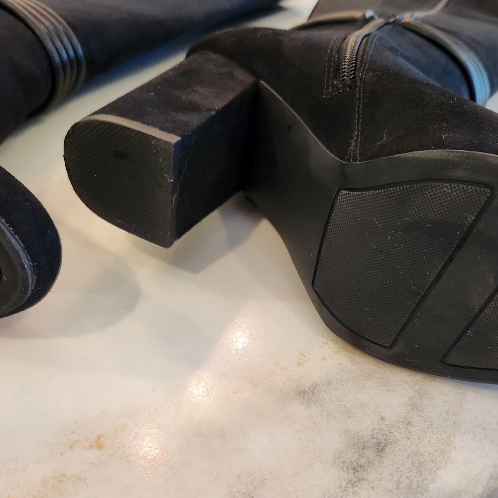 Black knee-high block heel boots! Barely worn. - Picture 15 of 15